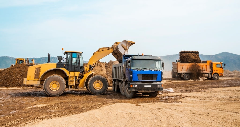 Отгрузка строительного песка погрузчиком в Одинцово и доставка самосвалами