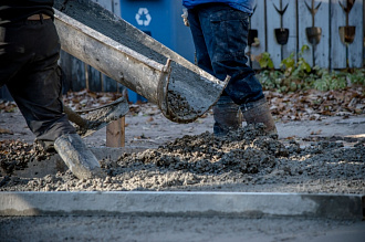 заливка бетона с лотка смесителя заливка бетона с лотка смесителя