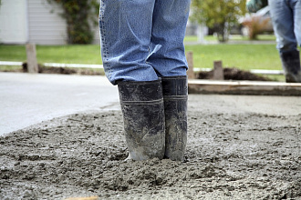 строитель в сапогах