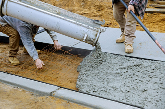 миксер отгружает бетонную смесь